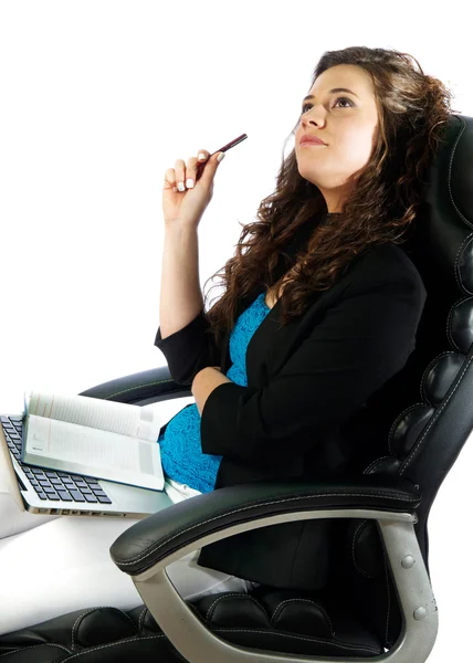 Aantrekkelijke vrouw die op laptop werkt — Stockfoto