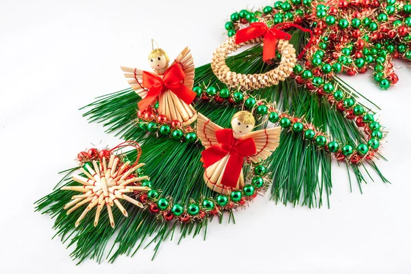 白い背景の上の松の枝のクリスマスの装飾 — ストック写真