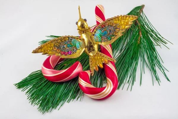 Colibri décoration de Noël sur deux bonbons sur une ba blanche — Photo