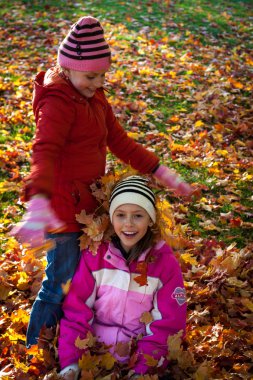 mutlu çocuk sonbahar yaprakları ile oyun