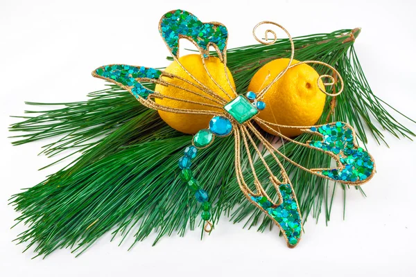 Szitakötő karácsonyi dekoráció és a két mandarin fenyő gally a — Stock Fotó