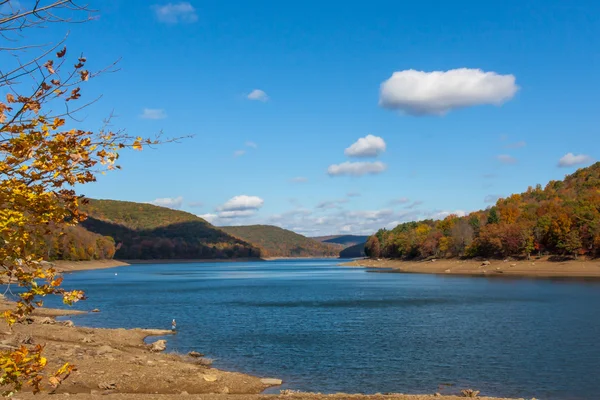 River flowing through the hills — Stock Photo, Image