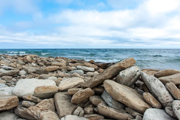 Stony lake waterkant — Stockfoto