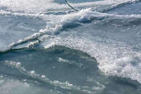 Flotte de glace sur l'eau bleue — Photo