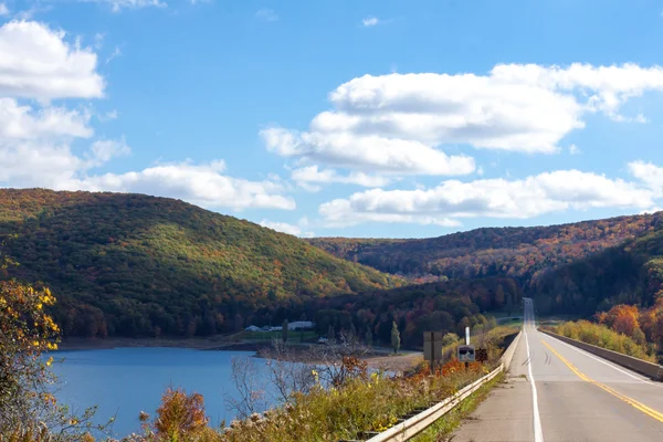 Road through the valley close to the lake — Stock Photo, Image