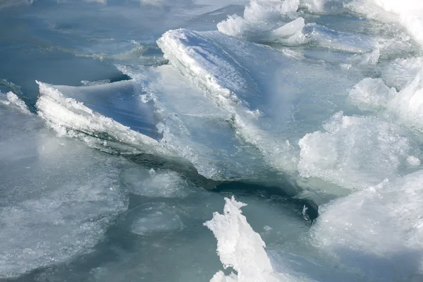 Piatto di ghiaccio su acqua blu Fotografia Stock