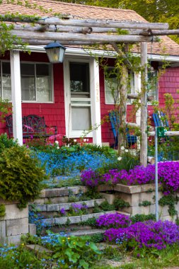 ahşap bir ark surro ile rahat bir yazlık kadar önde gelen taş adım