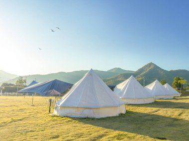 Gün batımında doğal kamp yeri. Mavi gökyüzü arka planı.