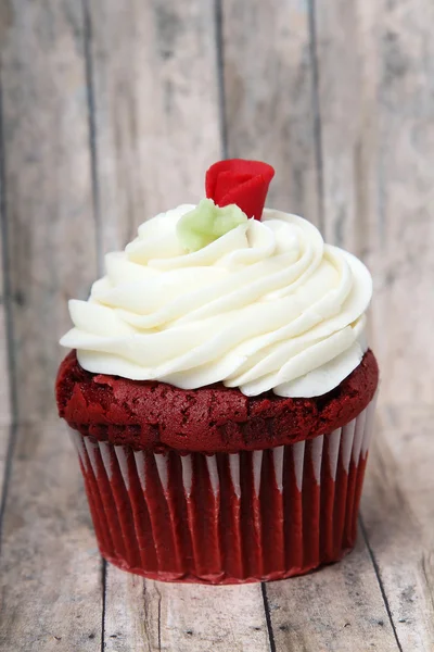 Κόκκινο βελούδο cupcake με τριαντάφυλλο στην κορυφή — Φωτογραφία Αρχείου