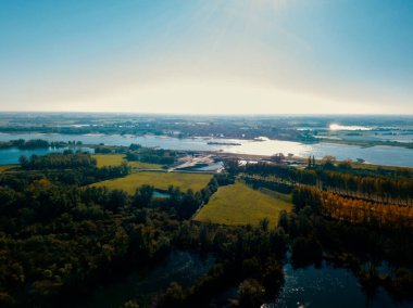 Hollanda Avrupa 'daki Waal nehrinin yakınındaki arazinin hava aracı görüntüsü.