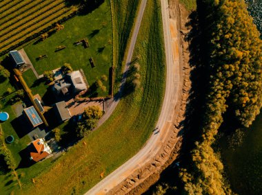 Hollanda 'nın kırsal kesimindeki yol üzerinde hava aracı görüntüsü.