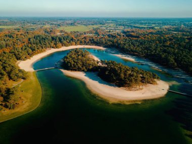Hollanda 'daki Henschotermeer gölünün insansız hava aracı görüntüsü..