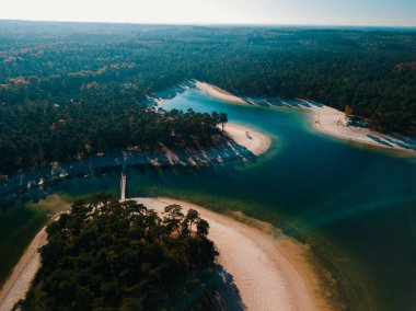 Beyaz kumlu gölün hava aracı görüntüsü Hollanda, Avrupa 'daki Henschotermeer.