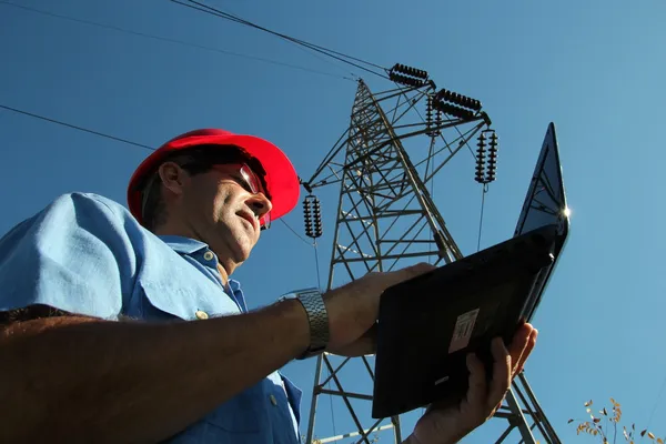 Ingeniero eléctrico bajo torre de alto voltaje — Foto de Stock