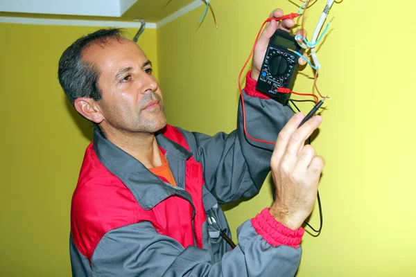 Electricista en el trabajo — Foto de Stock