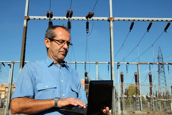 Ingénieur avec ordinateur portable — Photo