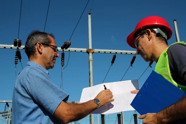 Ingeniero Mostrando Blueprint a Trabajador — Foto de Stock