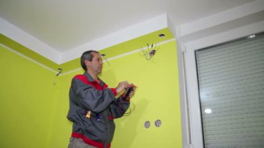 iş yerinde elektrikçi