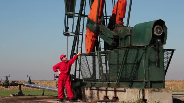 Pump Jack and Oil Worker — Stock Video