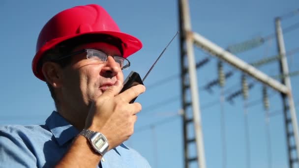 Amerikaans elektrotechnicus op het werk — Stockvideo