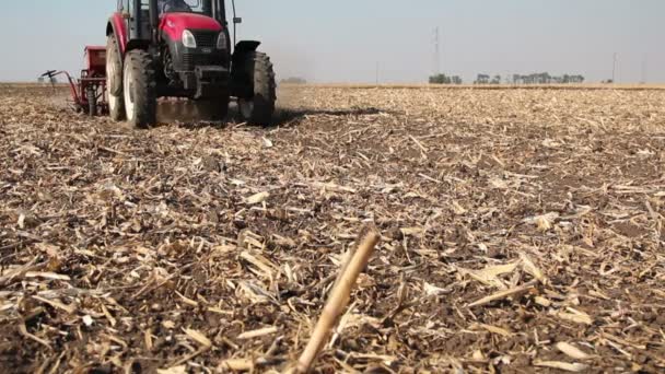 Traktor beim Säen des Feldes — Stockvideo