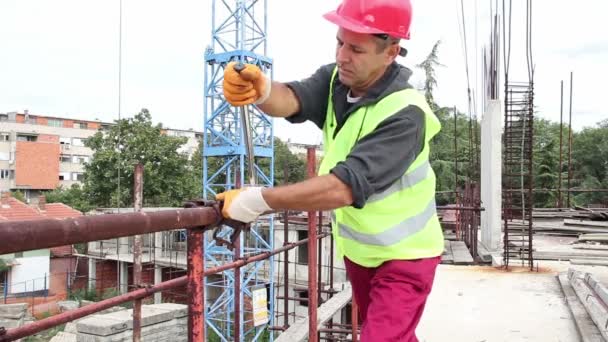 Trabajador de construcción con llave de trinquete en acción — Vídeos de Stock