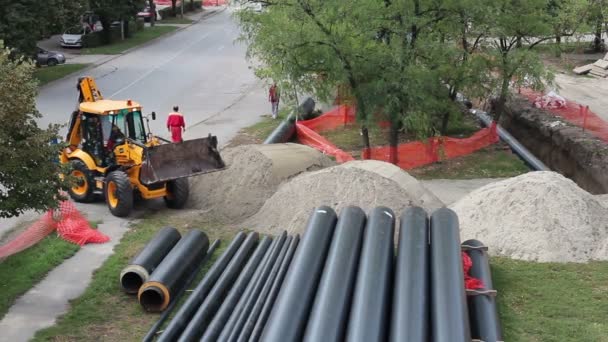 Escavatore di pale gommate con terne nel traffico cittadino — Video Stock