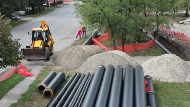 Wiel loader graafmachine met backhoe — Stockvideo