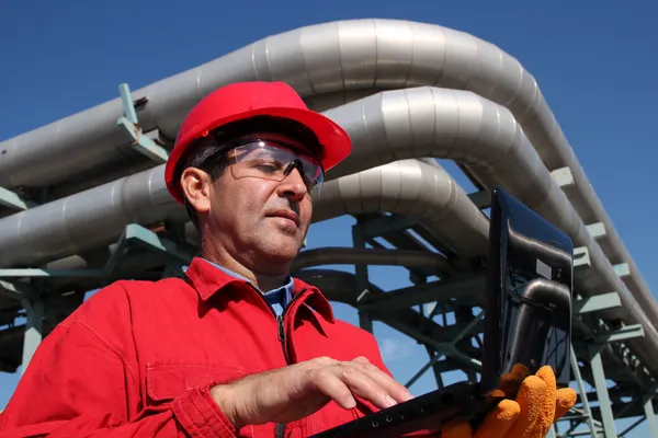 Ingeniero industrial trabajando en una computadora portátil al aire libre . — Foto de Stock