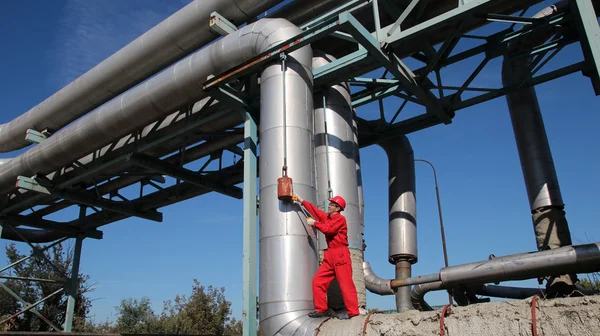 Trabajador industrial que utiliza la herramienta de mano en una fábrica . —  Fotos de Stock