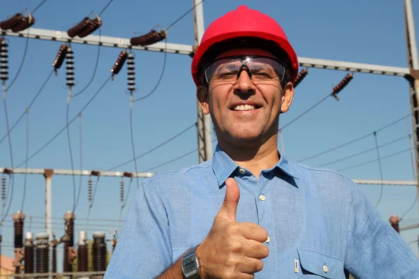 Ingeniero exitoso en casco rojo mostrando el signo Ok . — Foto de Stock