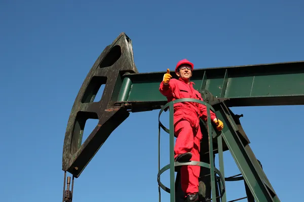 Exitoso trabajador petrolero en el trabajo mostrando pulgares hacia arriba . — Foto de Stock