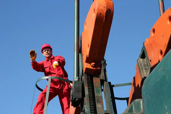 Gesturing des travailleurs de l'industrie pétrolière . — Photo