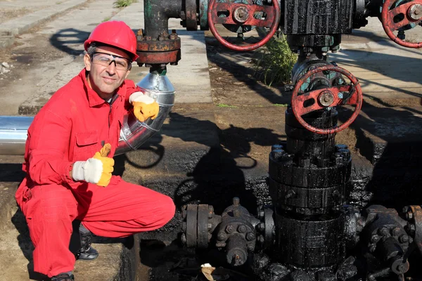 O trabalhador do campo petrolífero mostrando sinal Ok . — Fotografia de Stock