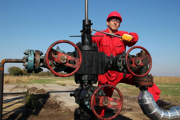 Il lavoratore del giacimento petrolifero — Foto Stock