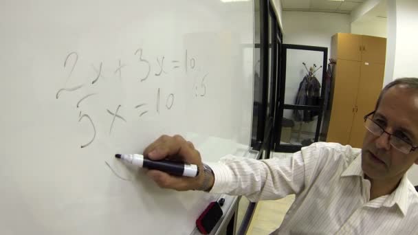 Učitel matematiky na pracovišti — Stock video