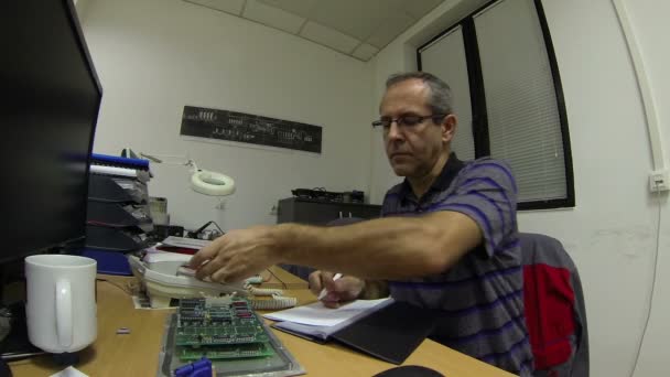 Ingeniero trabajando en la oficina — Vídeos de Stock