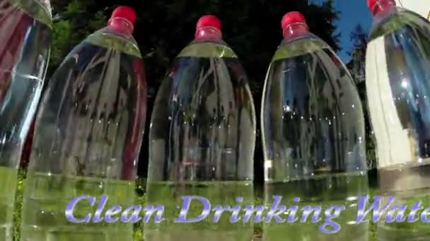 コンセプトとしてきれいな飲料水 太陽に対して円の中で回転する飲料水のプラスチックボトル Hd1080P — ストック動画