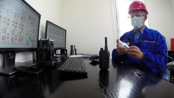 在工厂控制室工作的带面罩的工程师 应用手部清洁剂 防腐胶喷雾保护头孢病毒Hd1080P — 图库视频影像