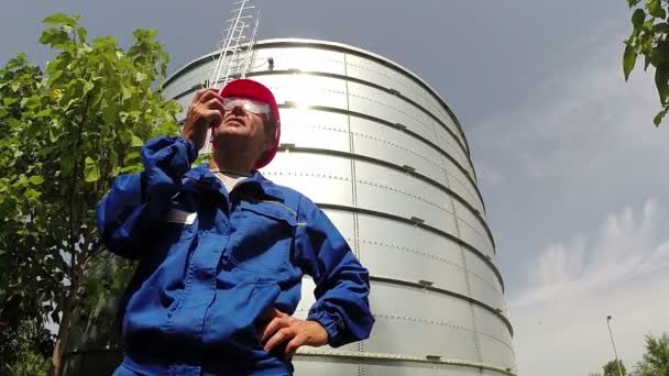 Trabalhador Refinaria Petróleo Dando Polegar Frente Enorme Tanque Aço Inoxidável — Vídeo de Stock