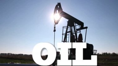 Petrol kuyusunun önündeki yazışma yağı ve dolar işareti. Petrol ve gaz endüstrisi. Petrol piyasası kavramı HD1080p