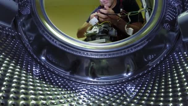 Elektriker Mit Multimeter Reparatur Einer Waschmaschine Blick Aus Der Waschmaschine — Stockvideo