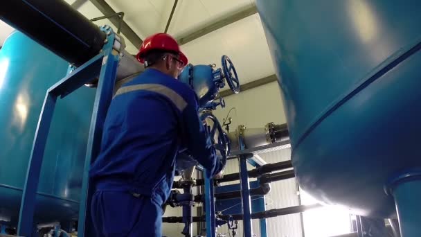 Válvula Principal Cierre Del Trabajador Refinería Petróleo Gas Interrupción Del — Vídeo de stock