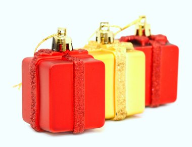 Noel hediye izole beyaz arka plan üzerinde oyuncaklar