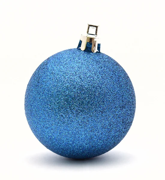 Boule de Noël bleue sur fond blanc — Photo