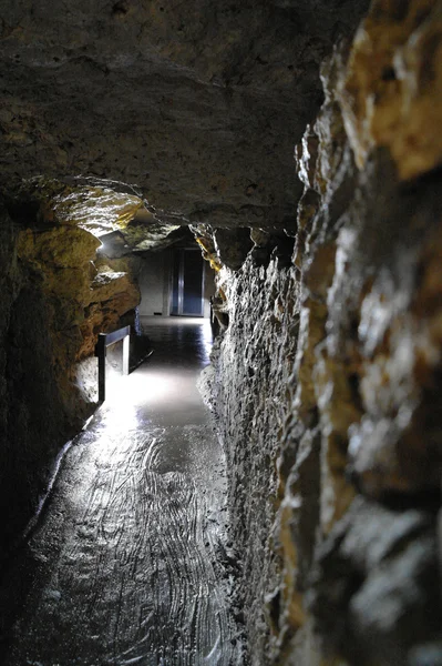 Luz sintética dentro de la cueva oscura — Foto de Stock