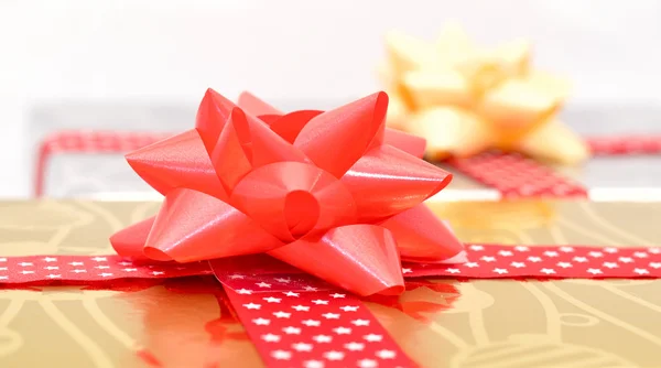 Confezione regalo con nastro rosso — Foto Stock