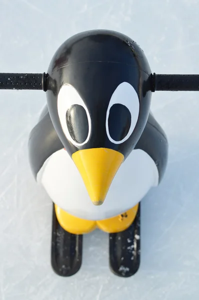 Patines de pingüino de plástico en rango de hielo — Foto de Stock