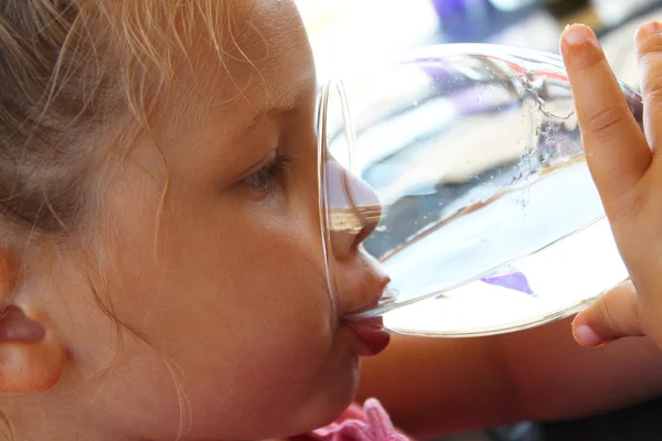 快乐的女孩饮用水 — 图库照片