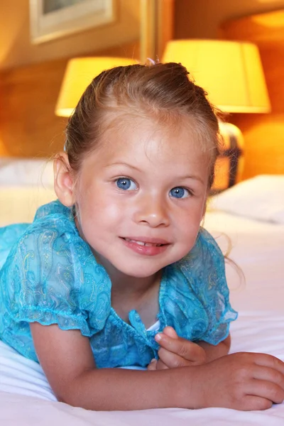 Niña en la cama —  Fotos de Stock